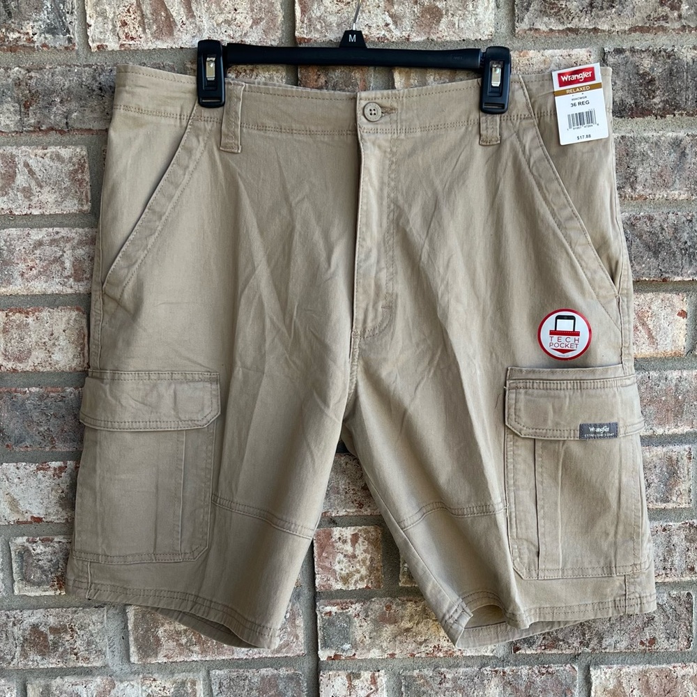 🍒💣 Wrangler tan cargo shorts